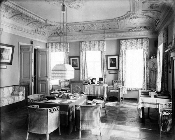 83. 1909 г. Приёмная  В.К. Е.Ф. в М-М Обители М.jpg